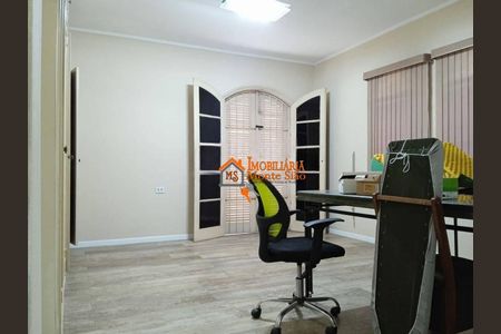 5_photo/94ce5ff6ef.ceff8192393c33de-ATLAS-bb64dd39-3d92-4692-b475-5e8736f03ea5.jpg de casa para alugar com 4 quartos, 190m² em Jardim Santa Francisca, Guarulhos