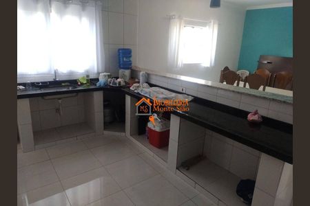 2_photo/94ce885cab.c4a86b3c211625c7-ATLAS-1680c862-cc9e-47d2-8563-ccb29d26e5f4.jpg de casa à venda com 3 quartos, 200m² em Jardim Presidente Dutra, Guarulhos