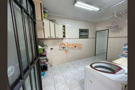 4_photo/94ce89f3d3.732b7fd8aaa5f07d-ATLAS-2f293f10-be3c-4d56-a61a-b6d382aa5b86.jpg de casa à venda com 3 quartos, 210m² em Jardim Presidente Dutra, Guarulhos