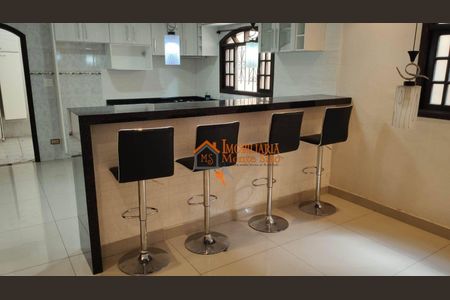 4_photo/94ce8a34a1.ceff8192393c33de-ATLAS-34e567be-dc57-45b9-8c35-5dcc8e976264.jpg de casa à venda com 3 quartos, 150m² em Jardim Sao Joao, Guarulhos