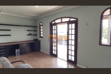 11_photo/94ce8a34a1.ceff8192393c33de-ATLAS-66bf423c-ce35-42b4-965d-a5e9e1f8b7c6.jpg de casa à venda com 3 quartos, 150m² em Jardim Sao Joao, Guarulhos