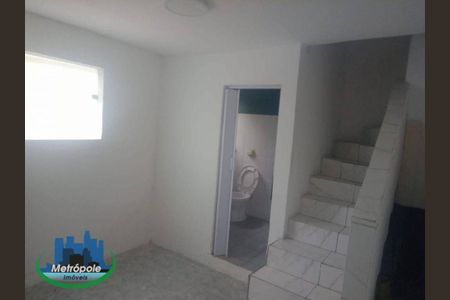 6_photo/94ce8b2877.20cc84d772444cf8-ATLAS-836494ae-eb52-433e-836e-f1e8e98c7ee7.jpg de casa à venda com 2 quartos, 90m² em Jardim Silvia, Guarulhos