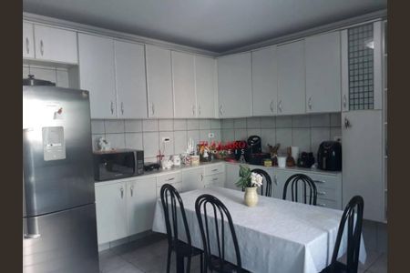 5_photo/94cef4c4ef.c3b9fb60c1df5c5a-ATLAS-8dc66303-3f5a-42a4-a9c1-c250b45a08db.jpg de casa à venda com 3 quartos, 244m² em Jardim Adriana, Guarulhos