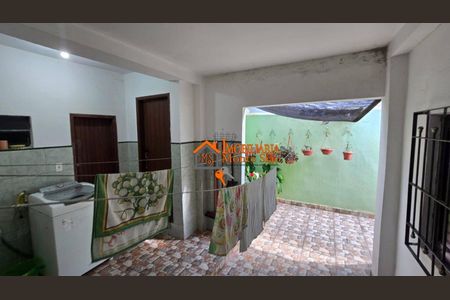 4_photo/94cef54f33.ceff8192393c33de-ATLAS-3e5a7414-ceff-40dd-b76b-4380a545dcac.jpg de casa à venda com 3 quartos, 95m² em Jardim Leila, Guarulhos