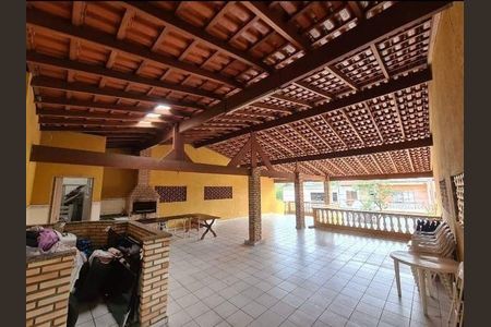 6_photo/94cefc2ce7.2f15d505e37c7ac5-ATLAS-531f1c48-36e3-4a89-b598-6a25f3fbce7b.jpg de casa à venda com 3 quartos, 250m² em Três Montanhas, Osasco