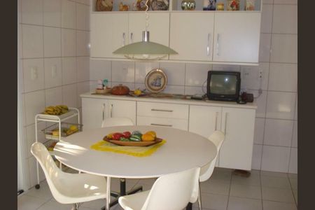 17_photo/94cf000891.05acccb2dbb53537-ATLAS-dd6279a3-1f0a-4e2d-aec9-bbece24326bf.jpg de casa à venda com 4 quartos, 380m² em Palos Verdes, Carapicuíba