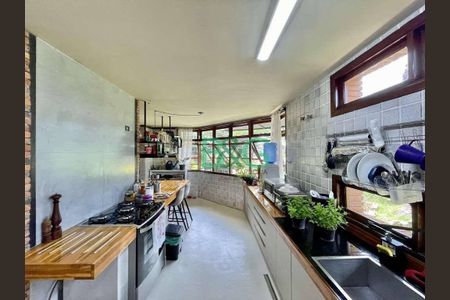 5_photo/94cf005e35.44cb305f75931be4-ATLAS-e51a5522-12f0-48a8-b4eb-50e92ca17d5c.jpg de casa à venda com 6 quartos, 624m² em Nova Fazendinha, Carapicuíba