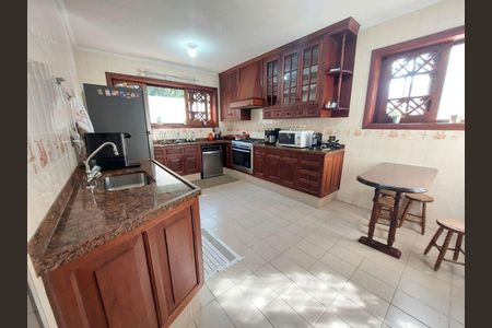 25_photo/94cf005e3b.3e6957092a4c223d-ATLAS-56be34e2-446a-4319-95bf-92aa35c031d9.jpg de casa à venda com 4 quartos, 645m² em Nova Fazendinha, Carapicuíba