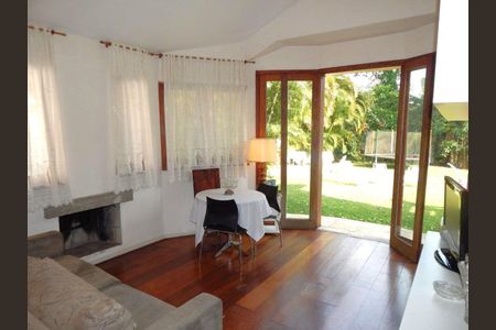 5_photo/94cf006343.93b8fa184532727f-ATLAS-5eceadb7-bafa-497e-93b5-bf1bcfb5c57f.jpg de casa de condomínio à venda com 4 quartos, 450m² em Recantinho, Carapicuíba