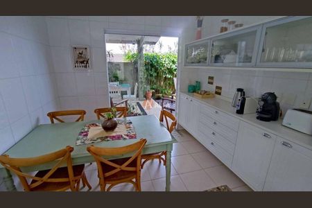 11_photo/94cf006969.ead0744c2329e0c8-ATLAS-b04752a9-cd2a-4737-ad17-16919a4573dc.jpg de casa para alugar com 4 quartos, 231m² em Chácara das Paineiras, Carapicuíba