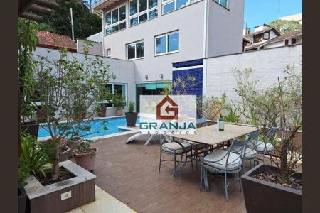 11_photo/94cf006f65.ceff8192393c33de-ATLAS-a04c9df7-fe21-4bd8-8558-d0e91f5c3d0b.jpg de casa à venda com 5 quartos, 218m² em Vila Diva, Carapicuíba