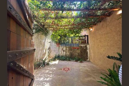 13_photo/94cf00751b.014dabbd1ea2480e-ATLAS-9fdafe30-c88e-48fd-adee-6f17c43ba34b.jpg de casa à venda com 3 quartos, 355m² em Parque Silvino Pereira, Carapicuíba