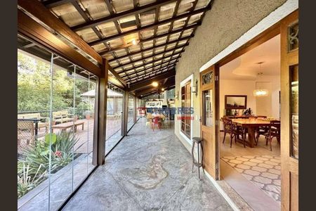 20_photo/94cf00751b.014dabbd1ea2480e-ATLAS-c0c4d265-14b7-4bb5-989e-53c7d44b0c0c.jpg de casa à venda com 3 quartos, 355m² em Parque Silvino Pereira, Carapicuíba