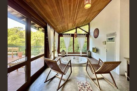 9_photo/94cf00751b.0fca3daec1aa15fd-ATLAS-4390ce33-384e-4f7e-935b-d3cac0ad546f.jpg de casa de condomínio à venda com 3 quartos, 355m² em Parque Silvino Pereira, Carapicuíba