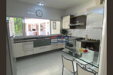 8_photo/94cf00ee2d.e5c1dbf3952ec410-ATLAS-12281c8e-4d92-4444-a49b-7f6be31fc96e.jpg de casa de condomínio à venda com 4 quartos, 373m² em Terras do Madeira, Carapicuíba