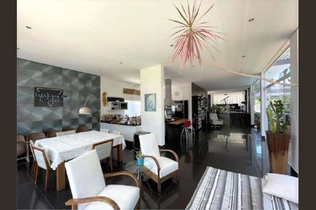 3_photo/94cf00ee6f.cc80a849dbb3670d-ATLAS-04f90f88-a783-4af3-8252-4d2384d02433.jpg de casa de condomínio à venda com 4 quartos, 319m² em Nova Fazendinha, Carapicuíba