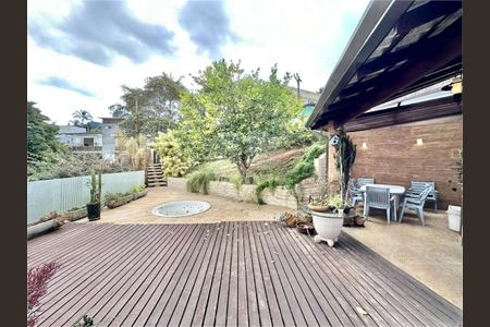 10_photo/94cf00f23b.c89d47bbcba00cc2-ATLAS-2fd6c5e9-0983-4fa0-a3de-3b7c0954a791.jpg de casa à venda com 3 quartos, 330m² em Vila Dirce, Carapicuíba