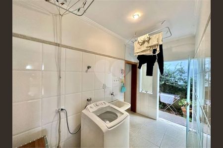 21_photo/94cf00f23b.c89d47bbcba00cc2-ATLAS-f54fda31-513f-4ec5-b736-90bd73b3a7c7.jpg de casa à venda com 3 quartos, 330m² em Vila Dirce, Carapicuíba