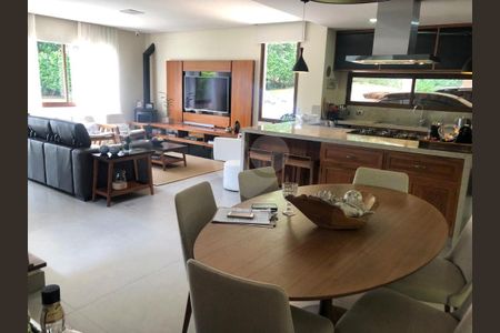 5_photo/94cf00f8e3.3a4c03695496dcd9-ATLAS-42e9efbf-e920-4635-bffd-947542ea03c1.jpg de casa à venda com 3 quartos, 225m² em Chácara dos Junqueiras, Carapicuíba