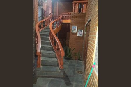 3_photo/94cf0142bf.3ce4fa8b9b20e98d-ATLAS-5b234037-73a8-478c-bd38-0cb0cbd1abf5.jpg de casa à venda com 6 quartos, 300m² em Jardim Tupa, Barueri