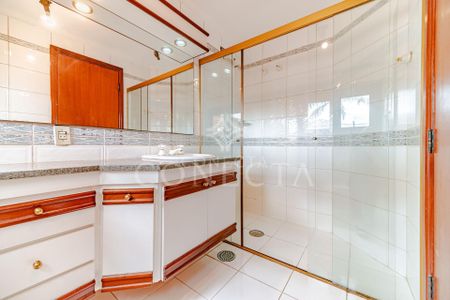 5_photo/94cf03112f.6e9caad652d7436d-ATLAS-24e2e4d9-9250-4bf1-95d9-9cdff2a5148b.jpg de casa para alugar com 3 quartos, 420m² em Residencial Cinco (Alphaville), Santana de Parnaíba