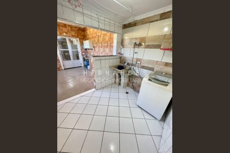 6_photo/94cf03b6f1.7b8a33944a5ff2ac-ATLAS-528fc9fb-0beb-4b68-9425-af5763da2a08.jpg de casa à venda com 3 quartos, 260m² em Jardim Tupanci, Barueri