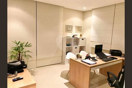 3_photo/94cf0519e9.c696d6dfecea6f1c-ATLAS-da8505cc-8f9c-4c02-ad5d-9b9d84a26583.jpg de casa à venda com 5 quartos, 501m² em Residencial Morada dos Lagos, Barueri