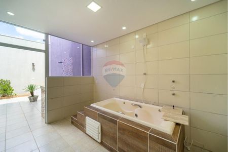 8_photo/94cf2f6535.ab41e4e09fc2bc48-ATLAS-3dab6962-e83f-4842-bec4-d83693477e6b.jpg de casa à venda com 3 quartos, 306m² em Mirante de Jundiaí, Jundiaí