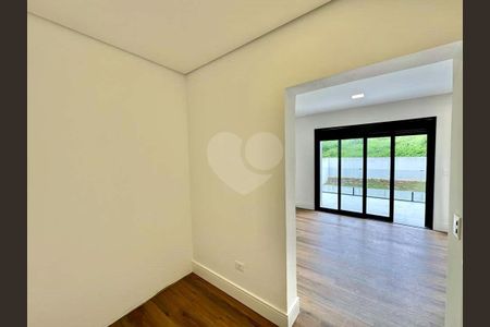 38_photo/94cfaa56a1.ae3d86bef28e162d-ATLAS-495a971e-f52a-45b7-8001-453f923b2e52.jpg de casa de condomínio à venda com 3 quartos, 303m² em Mundo Real, Embu das Artes