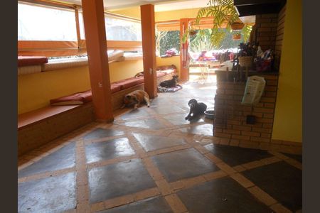 6_photo/94cfaa9e5b.7d44486df2fbe63f-ATLAS-29571c81-6370-47d5-9a96-9b62337de93b.jpg de casa à venda com 3 quartos, 350m² em Parque Silvino Pereira, Cotia