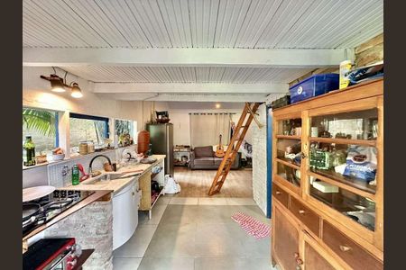 4_photo/94cfaaa457.f0cfc66dbfe29d7a-ATLAS-a0f6aa39-7437-48dd-aa80-7a80177b1efe.jpg de casa à venda com 1 quarto, 35m² em Granja Viana, Cotia