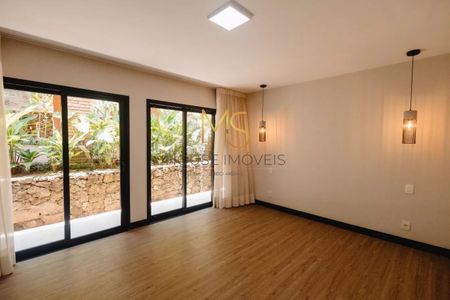 2_photo/94cfaaab61.ede97807c79d8329-ATLAS-423250b2-7e07-4bb3-8dff-2d7074da65d8.jpg de casa de condomínio à venda com 4 quartos, 550m² em Granja Viana, Carapicuíba