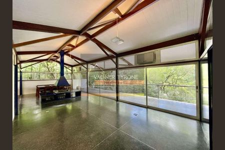 10_photo/94cfaaaba5.e182d30f96765f76-ATLAS-9d3d12af-ab0a-4e17-b3bb-eba457ffacbf.jpg de casa de condomínio à venda com 3 quartos, 380m² em Chácara do Refúgio, Carapicuíba