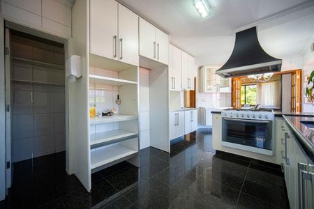 4_photo/94cfaab677.cb4a3f4e1d4d223a-ATLAS-8d5f2b2c-34bc-4dab-a7fd-81dfc6a9e28b.jpg de casa à venda com 4 quartos, 340m² em San Diego Park, Cotia