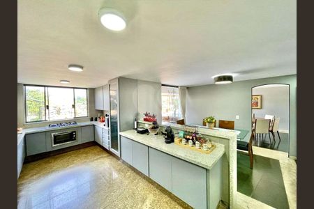 8_photo/94cfaab8a5.c202053c0eb79174-ATLAS-2c1edc1f-7096-45a4-a5b8-58729cc2a57e.jpg de casa de condomínio à venda com 4 quartos, 548m² em Jardim da Gloria, Cotia