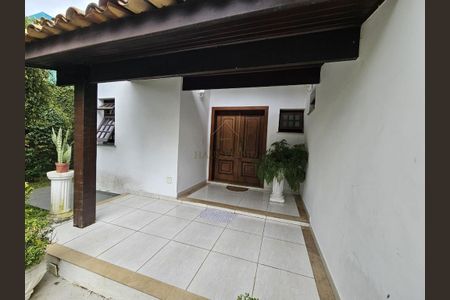 5_photo/94cfaabe6d.04a823dc9d4d949a-ATLAS-199304f0-b06f-4b9c-a2c5-d6414c351f9c.jpg de casa para alugar com 3 quartos, 480m² em Vila Santo Antônio, Cotia