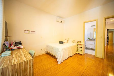 47_photo/94cfaac9c9.fb2e7a60a8bfd920-ATLAS-fa4d1aa2-3ffa-4dd2-9342-65aedbd2ccdf.jpg de casa de condomínio à venda com 4 quartos, 408m² em Jardim Barbacena, Cotia