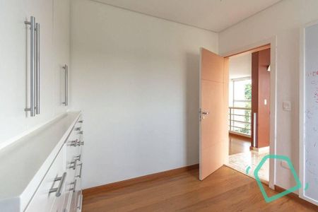 49_photo/94cfaaeb8d.9fde2b1beaf38236-ATLAS-c7788868-9f54-4bd4-943c-422af490cf60.jpg de casa à venda com 3 quartos, 451m² em Jardim Passargada I, Cotia