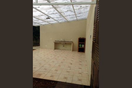 4_photo/94cfab1305.e6f02a1e96aef2b1-ATLAS-2fb5435a-f2a4-478a-8e0d-809ee18ac3d6.jpg de casa à venda com 3 quartos, 135m² em Estância Embuarama, Embu das Artes