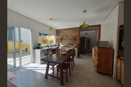 3_photo/94cfab234d.a944a7ef88bd55c6-ATLAS-0d3e5b75-fd9f-43e2-aa8c-7c14625a32e3.jpg de casa de condomínio à venda com 4 quartos, 750m² em Vila Real Moinho Velho, Embu das Artes