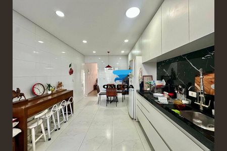 4_photo/94d1fe11d9.6c623372c172fc17-ATLAS-4d284f7a-7bac-42e7-b21b-2bc99d4e8249.jpg de casa à venda com 3 quartos, 160m² em Jardim Las Palmas, Guarujá