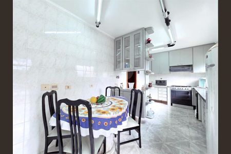 7_photo/94d1fe25f5.6c5c93e045adfc60-ATLAS-e6fc348d-ff3a-4da5-850d-294f3a1ca71f.jpg de casa à venda com 3 quartos, 245m² em Centro, Guarujá