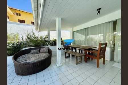 6_photo/94d1fffb37.0fca3daec1aa15fd-ATLAS-434a8a7b-8eb9-421d-bc49-9d8117ada54c.jpg de casa à venda com 4 quartos, 250m² em Jardim Virginia, Guarujá