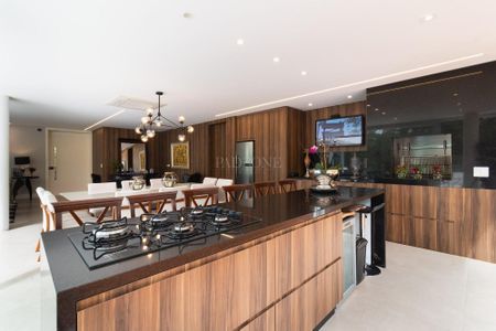 7_photo/94dce101ef.b77e7a1178258964-ATLAS-33b2eaa3-87cc-4be3-a878-78ae30c79b1e.jpg de casa de condomínio à venda com 4 quartos, 448m² em São João, Curitiba