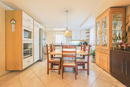 15_photo/94dce15a01.adbb37f92a381176-ATLAS-90a366a4-aed1-4e9f-96cd-831c8c97ab74.jpg de casa à venda com 4 quartos, 209m² em Vista Alegre, Curitiba