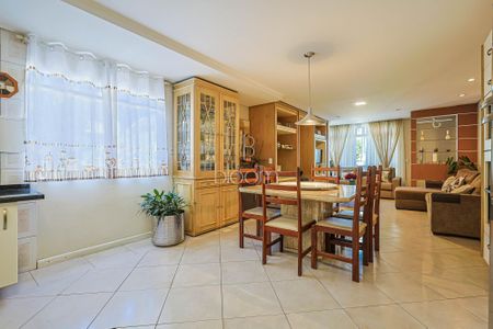 16_photo/94dce15a01.adbb37f92a381176-ATLAS-c32e8529-2943-44ff-a55e-08a7f8cee70e.jpg de casa à venda com 4 quartos, 209m² em Vista Alegre, Curitiba