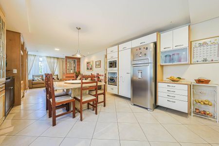 17_photo/94dce15a01.adbb37f92a381176-ATLAS-e9eb0b5d-55ae-43d9-9c5e-21e4b414a65e.jpg de casa à venda com 4 quartos, 209m² em Vista Alegre, Curitiba