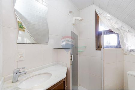 3_photo/94dce15adf.6618d879b31b9a75-ATLAS-1f5543da-abd5-4248-9a58-8bfdb31ef5d1.jpg de casa à venda com 4 quartos, 188m² em Vista Alegre, Curitiba