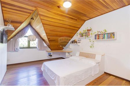 5_photo/94dce15adf.6618d879b31b9a75-ATLAS-68a3dded-bdfd-4c0a-a6d6-b9fdff642f39.jpg de casa à venda com 4 quartos, 188m² em Vista Alegre, Curitiba