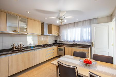 12_photo/94dce15b31.526b8d0f117d2dc5-ATLAS-75307356-7e5b-474e-bf34-7badbc1dbfc9.jpg de casa à venda com 3 quartos, 240m² em Vista Alegre, Curitiba